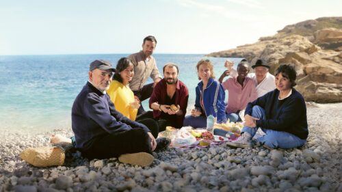 Tous les acteurs sur la plage dans Et la fête continue !