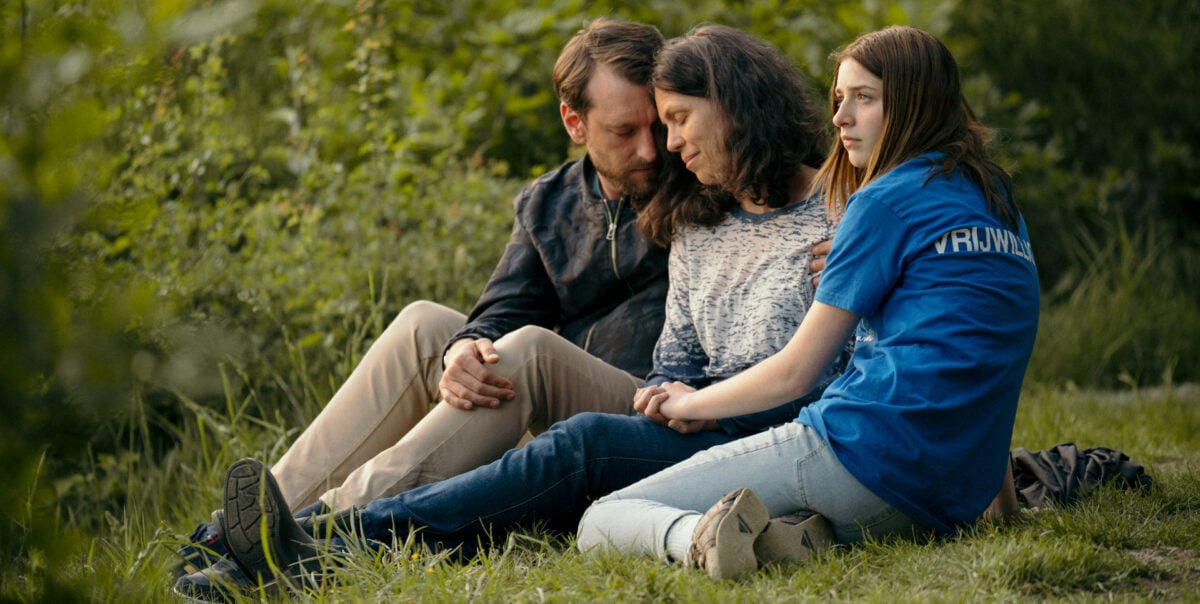 Holly (Cathalina Geeraerts) réconforte les parents d'un enfant mort dans Holly.