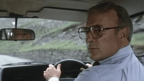 Edward Woodward dans sa voiture dans The Appointment