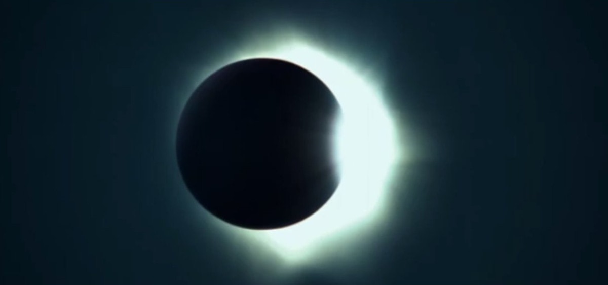 L'éclipse dans Lunettes noires de Dario Argento