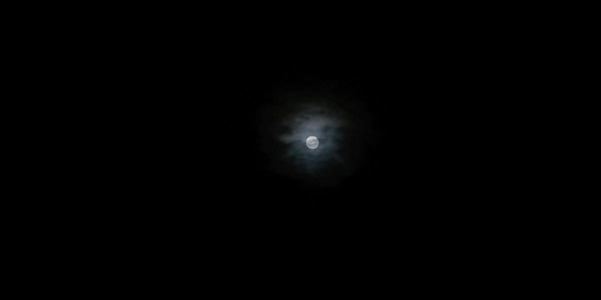 La lune dans Nuits d'été de Christophe Clavert