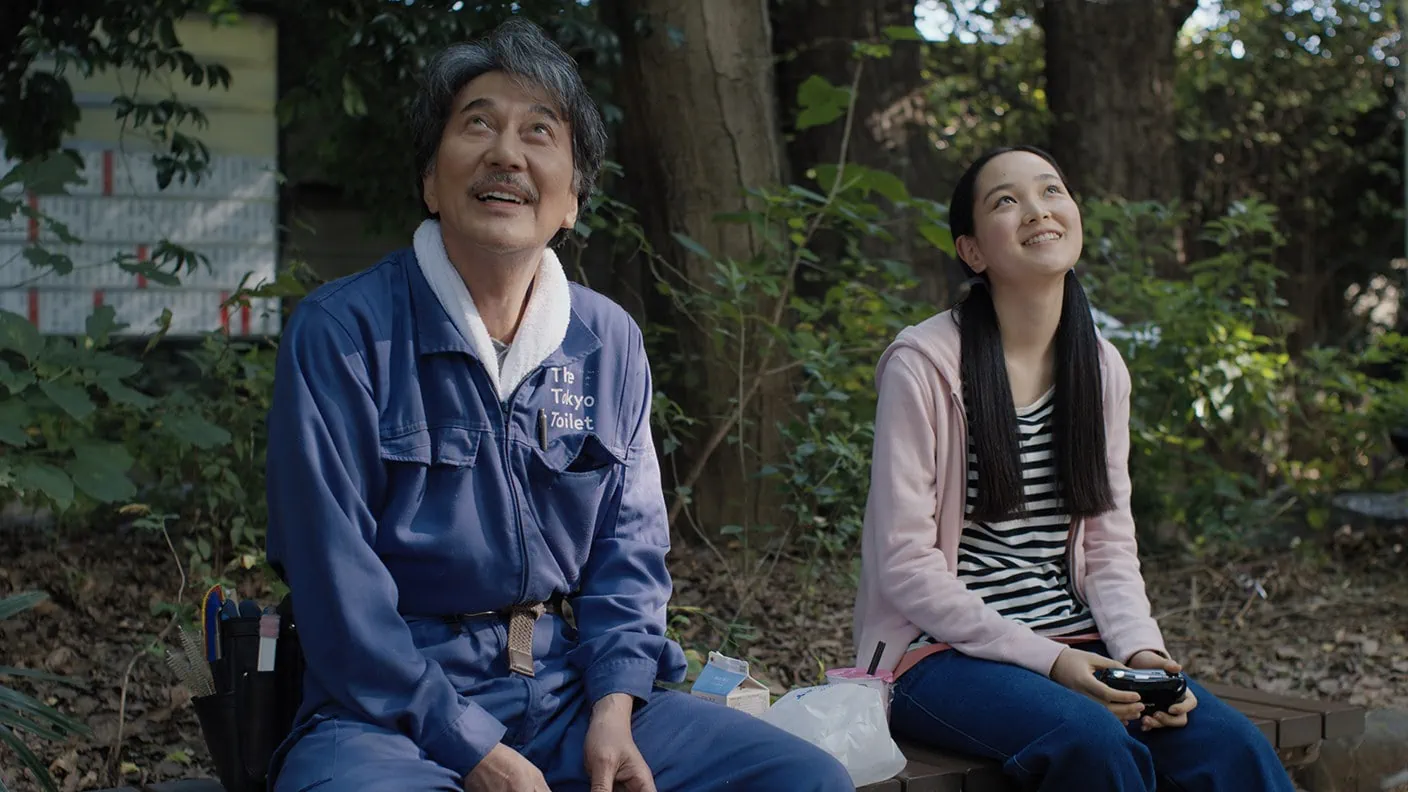 Hirayama (Kōji Yakusho) et sa nièce assis dans le parc dans Perfect days