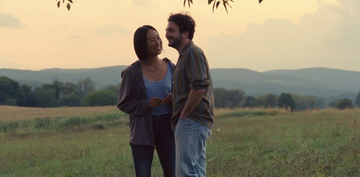 Greta Lee et John Magaro à la campagne lors de leur rencontre dans Past Lives 