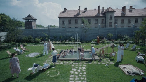 Le jardin de la maison à coté du camp de la mort de Auschwitz dans The Zone of Interest