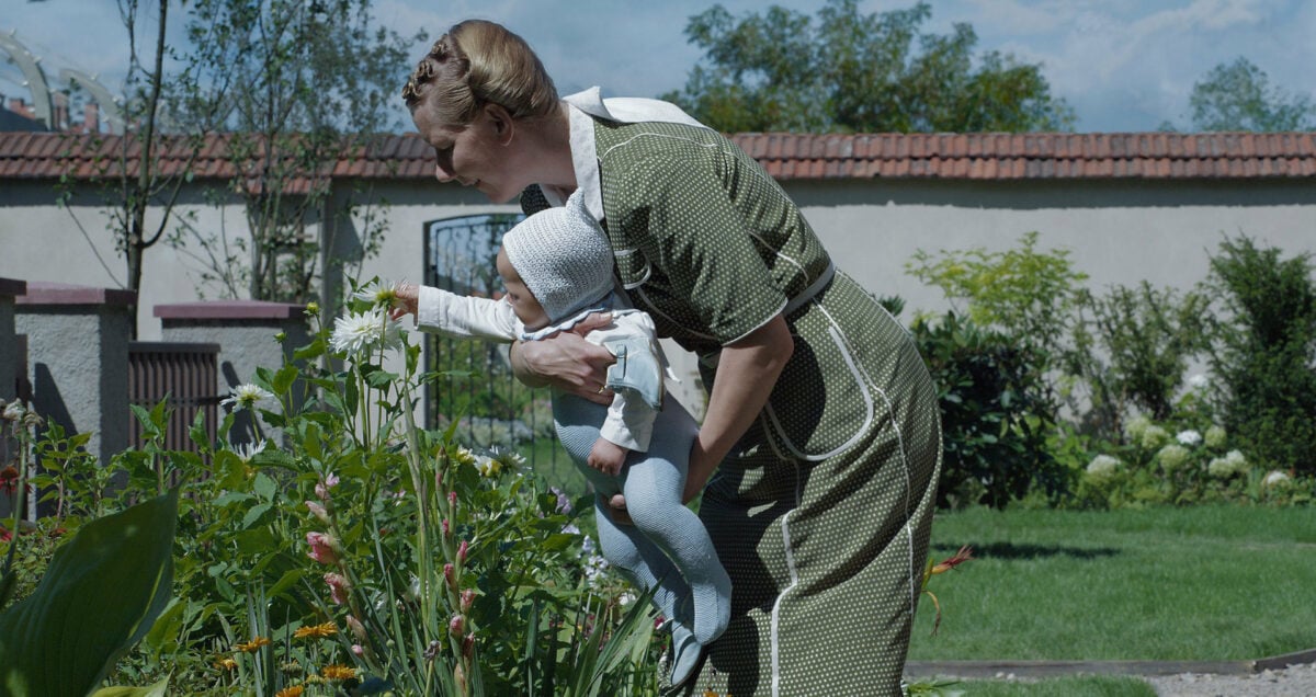 Sandra Hüller dans le jardin de sa maison dans The Zone of Interest