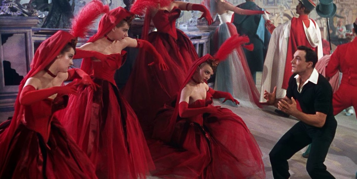 Gene Kelly et des danseuses en robe rouge dans Un Américain à Paris