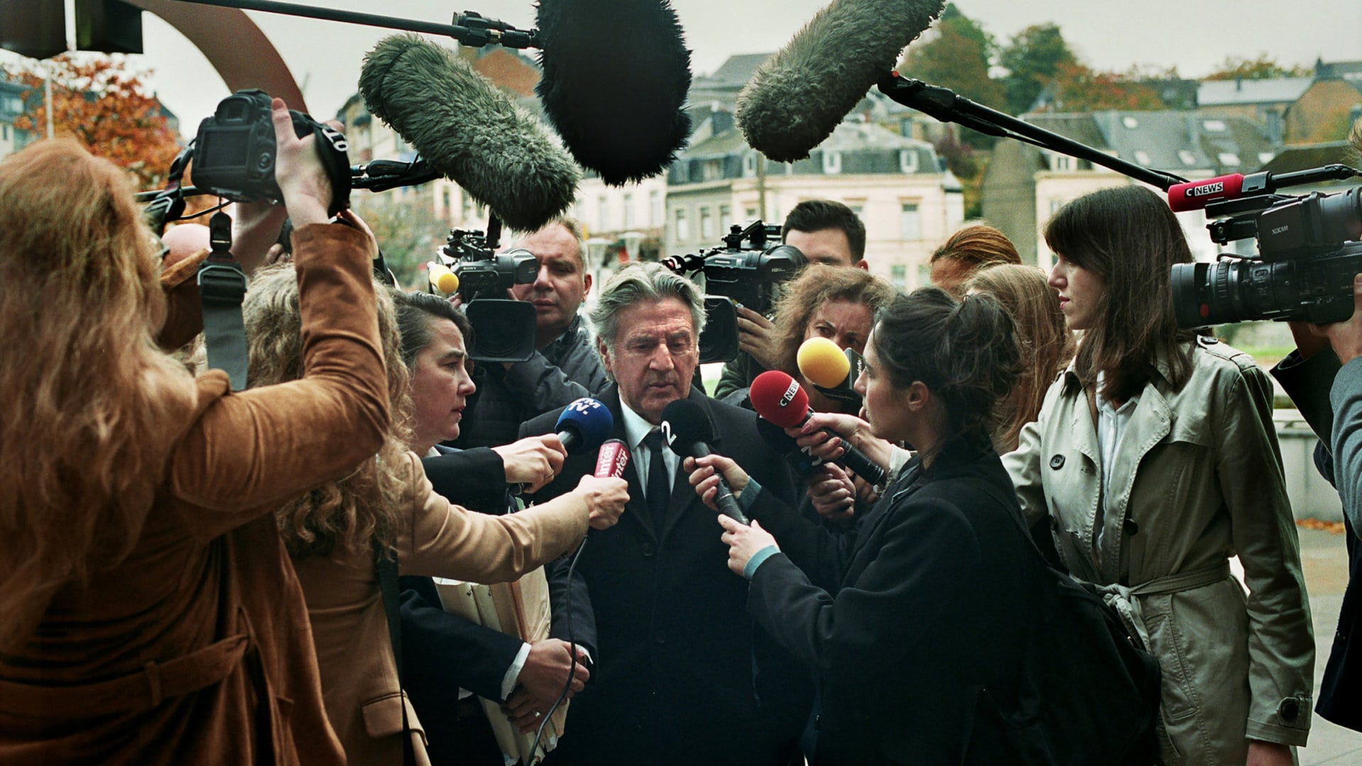 Daniel Auteuil entouré des médias dans Un Silence