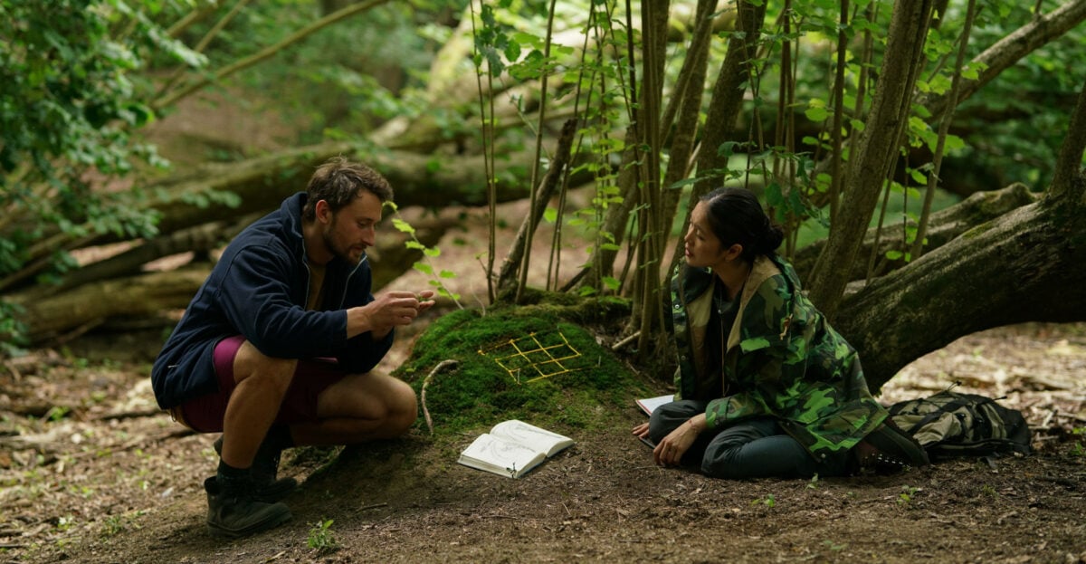 Stefan Gota et Liyo Gong observent la mousse dans la forêt dans Here