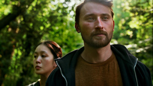 Stefan Gota et Liyo Gong dans la forêt dans Here