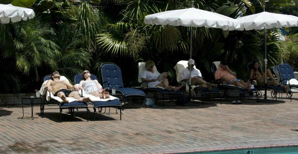 Johnny Marco (Stephen Dorff) et sa fille Cleo (Elle Fanning) au bord de la piscine en train de bronzer dans Somewhere