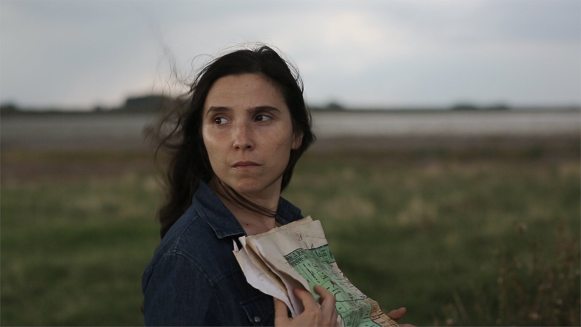 Laura Paredes dans un champ avec ses lettres dans Trenque Lauquen