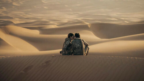 Paul (Timothée Chalamet) et Chani (Zendaya) s'embrassent dans le désert dans Dune : Deuxième partie