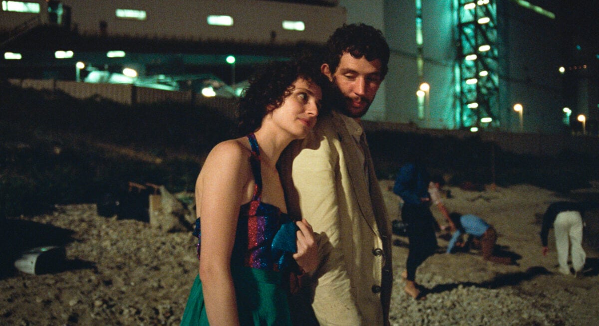 Arthur (Josh O'Connor) et Italia (Carol Duarte) sur la plage dans La Chimère