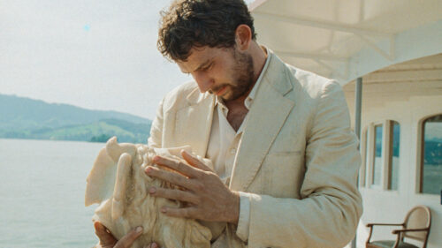 Arthur (Josh O'Connor) tient son objet dans La Chimère