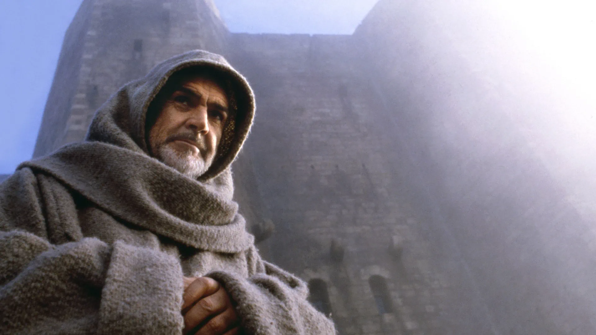 le moine franciscain Guillaume de Baskerville (Sean Connery) dans la lumière dans Le nom de la rose