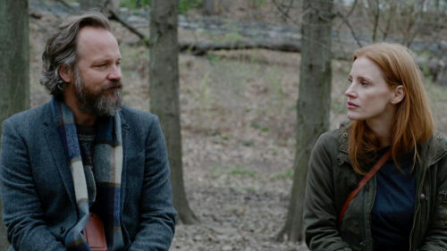 Jessica Chastain et Peter Sarsgaard parlent dans la forêt dans Memory