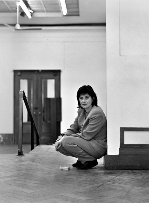 Chantal Akerman dans les couloirs du Palais des Beaux-Arts (Bozar) de Bruxelles.