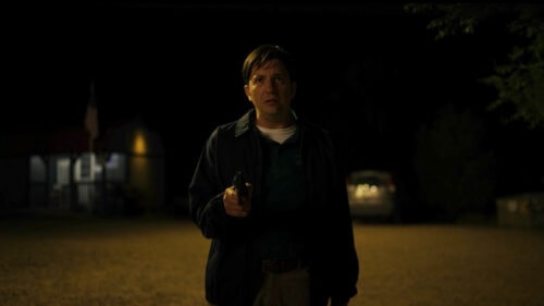 Ray (John Magaro) avec un revolver à la main dans LaRoy.