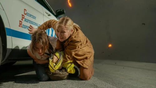Kirsten Dunst sauve Cailee Spaeny de l'explosion au début de Civil War