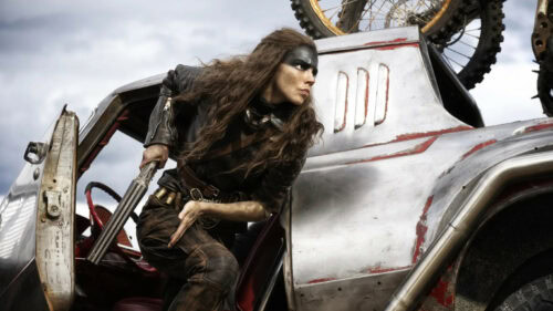 Furiosa (Anya Taylor-Joy) monte sur un camion dans Furiosa : une saga Mad Max de Georges Miller.