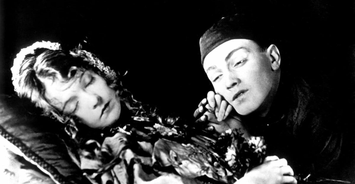 Richard Barthelmess au chevet de Lillian Gish dans Le Lys Brisé