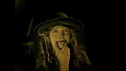 Lillian Gish faisant une grimace dans Le Lys Brisé