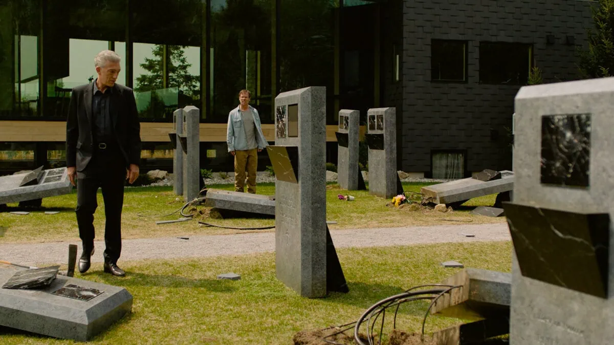 Vincent Cassel et Guy Pearce dans le cimetière vandalisé dans Les Linceuls