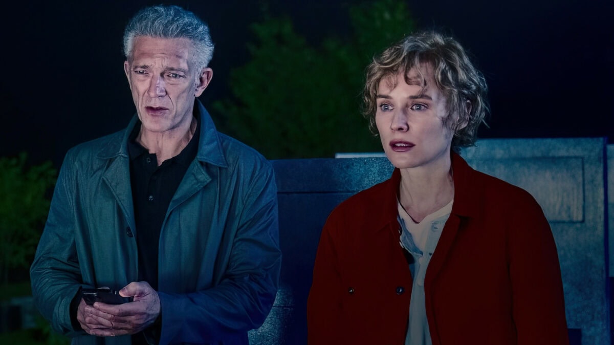 Karsh (Vincent Cassel) avec Terry (Diane Kruger) devant la tombe de Becca dans Les Linceuls