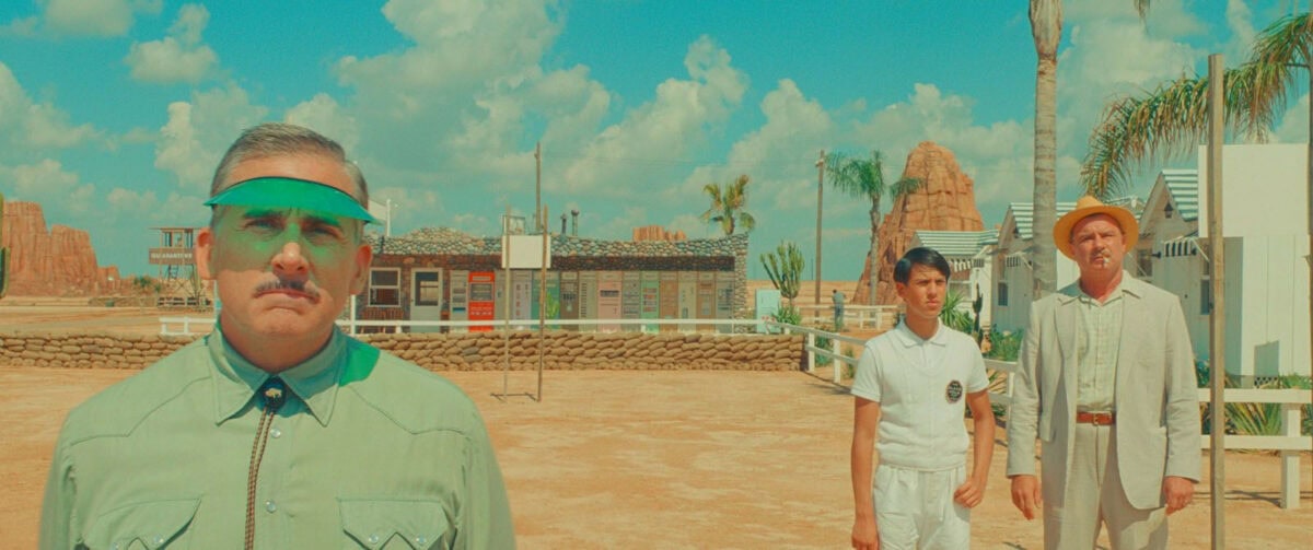 Steve Carell regarde une bombe exploser dans Asteroid City