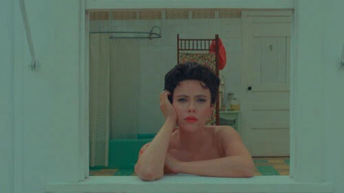 Scarlett Johansson à la fenêtre de sa cabane dans Asteroid City