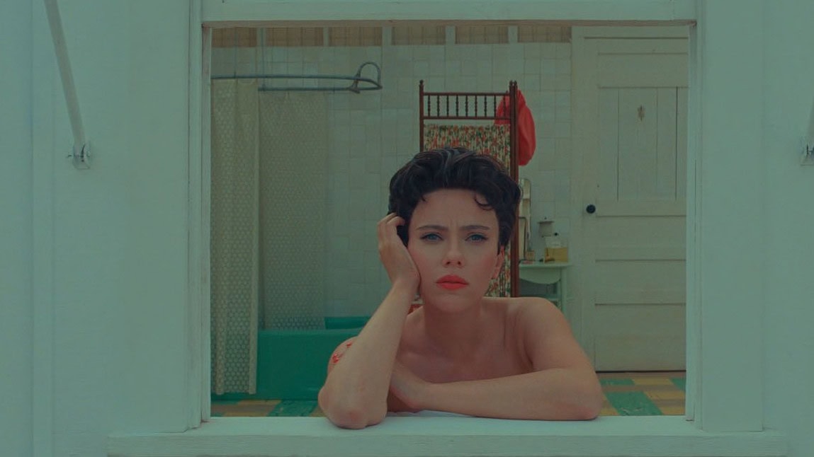 Scarlett Johansson à la fenêtre de sa cabane dans Asteroid City