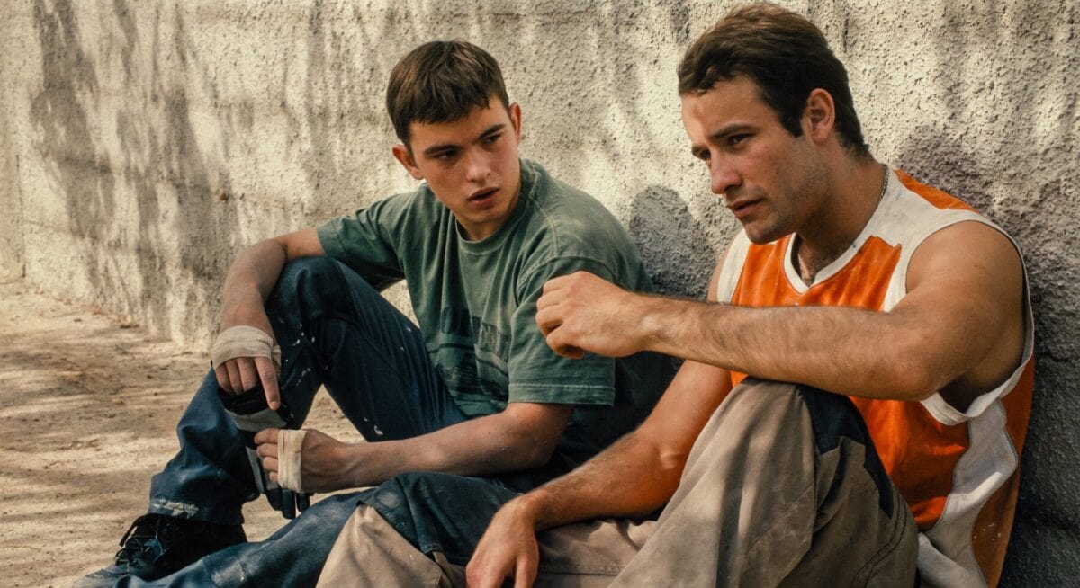 Enzo et Vlad discute en marge du chantier