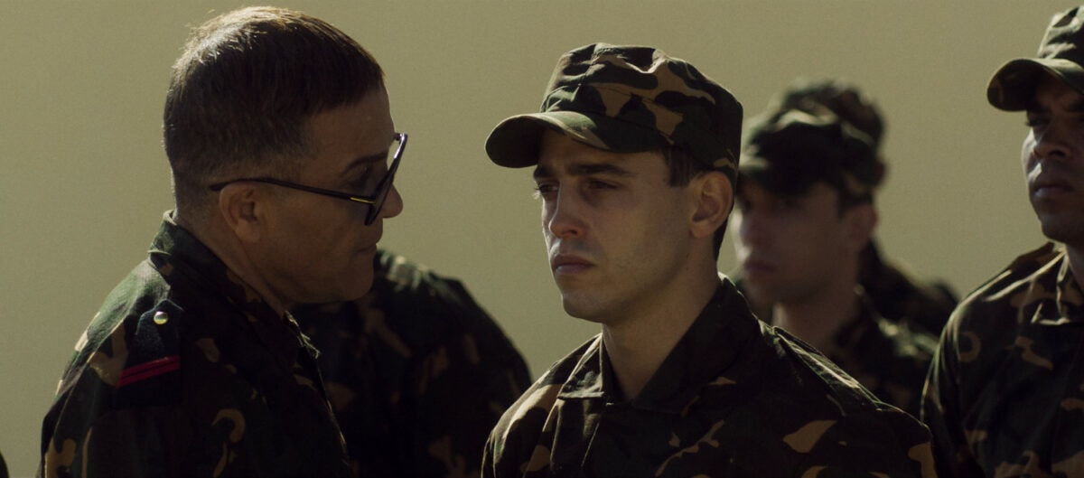 Reda (Sammy Lechea) en soldat à l'armée dans L'Effacement de Karim Moussaoui