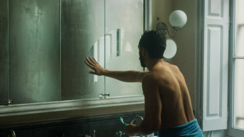 Reda (Sammy Lechea) face au miroir dans L'Effacement de Karim Moussaoui