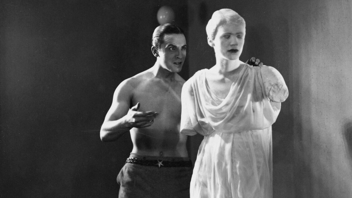 Enrique Riveros derrière une statue dans Le Sang d’un poète de Jean Cocteau