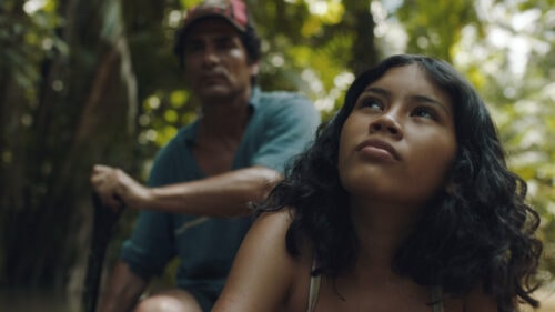 Marcielle (Jamilli Correa) avec son père dans la forêt dans Manas