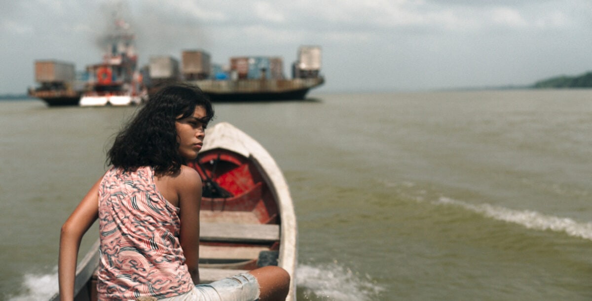 Marcielle (Jamilli Correa) sur son bateau dans Manas