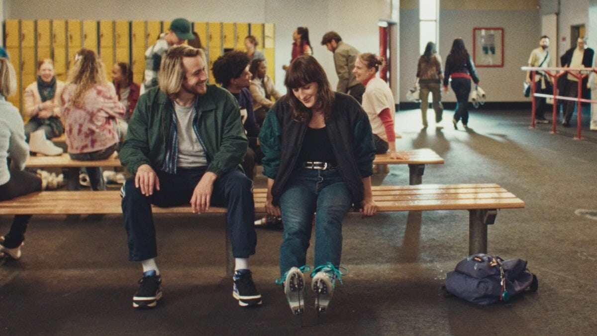 Juliette Armanet et Bastien Bouillon dans une scène "type" de la comédie romantique dans "Partir un jour"
