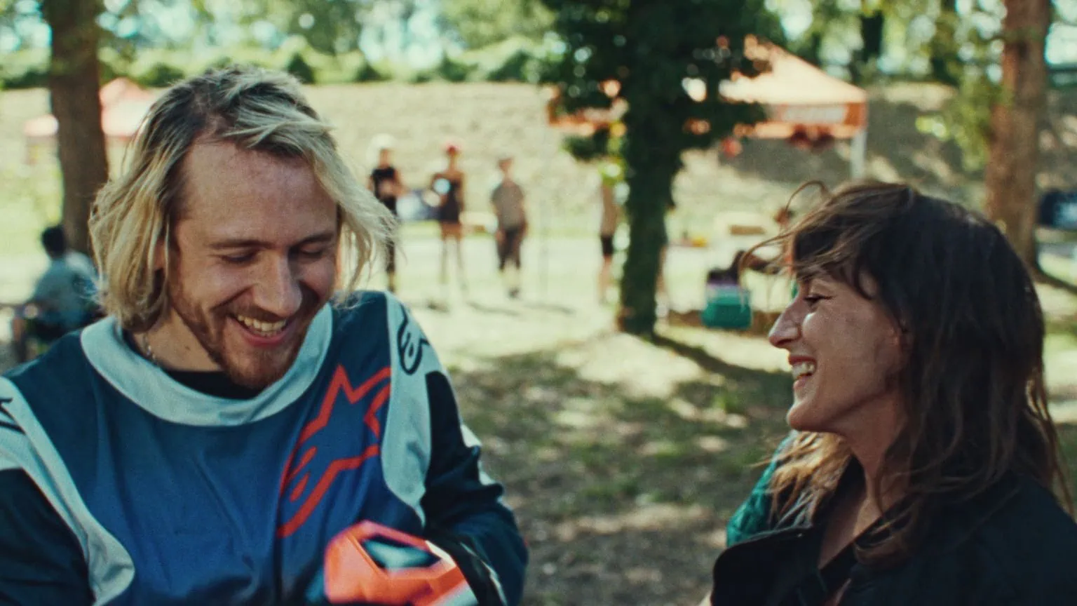 Juliette Armanet et Bastien Bouillon dans une scène "type" de la comédie romantique dans "Partir un jour"