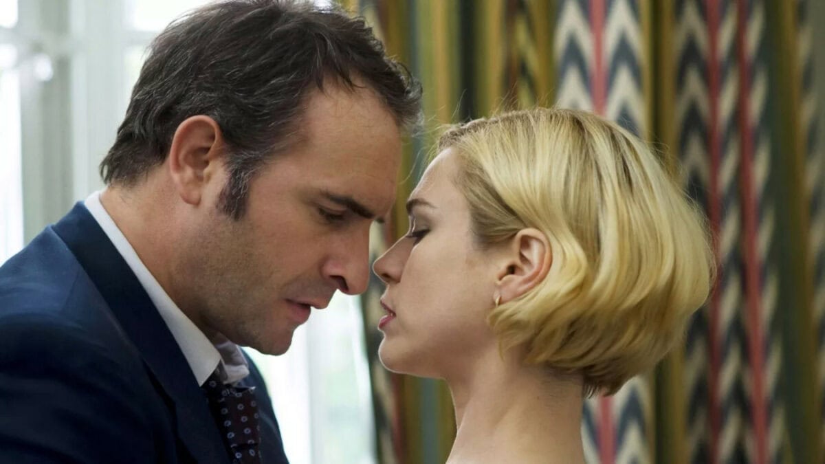 Jean Dujardin embrasse Marie-Josée Croze dans Un Balcon sur la mer