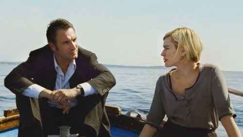 Jean Dujardin et Marie-Josée Croze près de la mer dans Un Balcon sur la mer