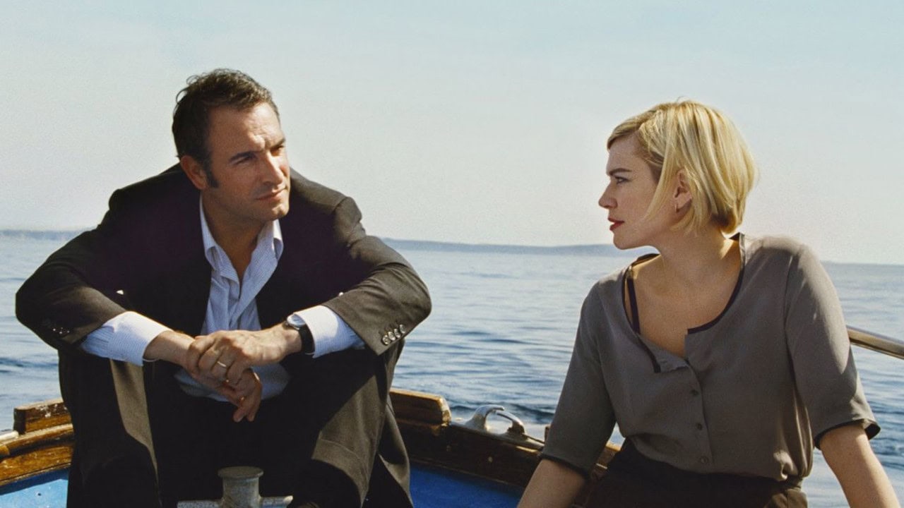 Jean Dujardin et Marie-Josée Croze près de la mer dans Un Balcon sur la mer