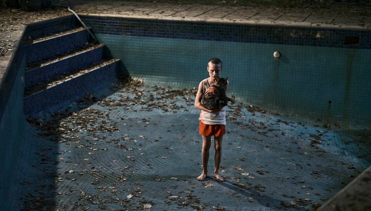 Oliver (Jonah Wren Phillips) dans la piscine avec le chat dans Bring Her Back