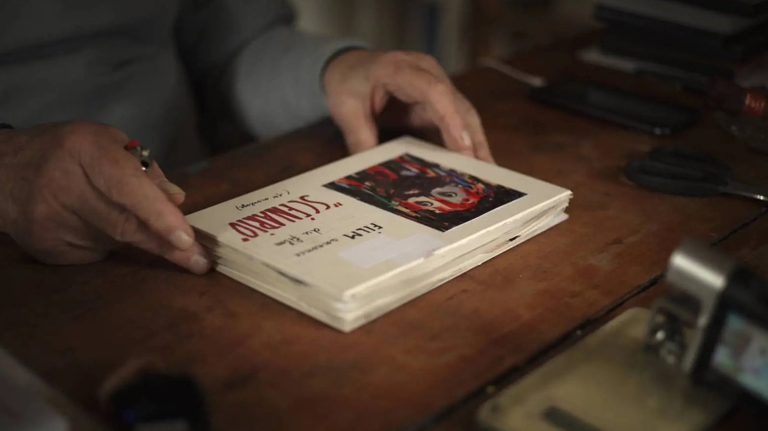 Jean-Luc Godard ouvre son livre dans Exposé du film annonce du film Scénario