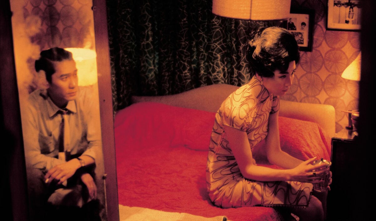 Le reflet de Tony Leung assis dans la chambre de Maggie Cheung dans In the Mood for Love