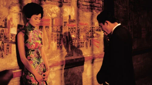 Tony Leung et Maggie Cheung dans la rue dans In the Mood for Love