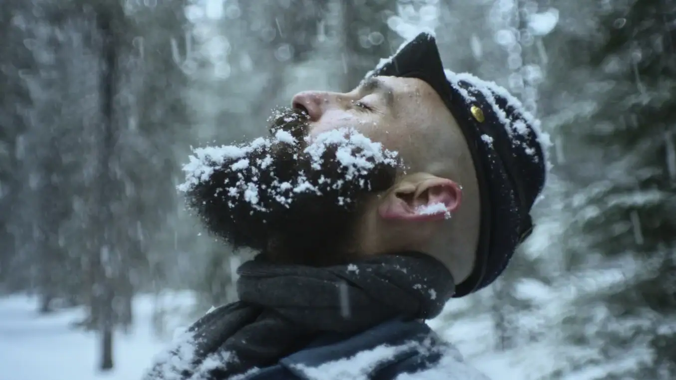 Le soldat sous la neige à la fin de Les Damnés de Roberto Minervini