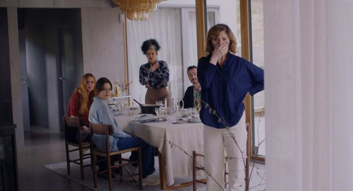 La mère de Vera et ses invités consternés par le comportement de André à la fin du film Sous hypnose
