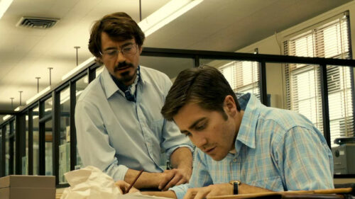 Jake Gyllenhaal et Robert Downey Jr. dans la salle de presse dans Zodiac