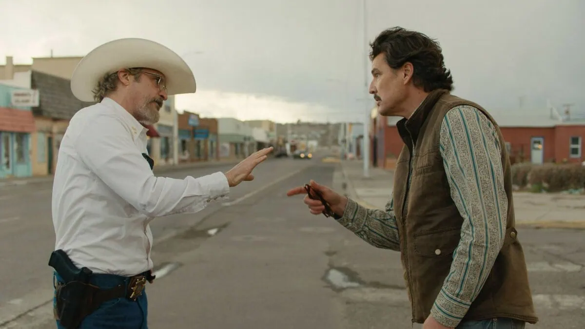 Pedro Pascal et Joaquin Phoenix dans la rue dans Eddington